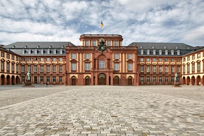 Mittelbau des Barockschlosses mit Ehrenhof
