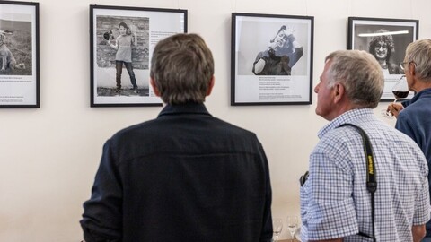 Vernisage Glück_Menschen beim Betrachten von Bilder