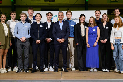 Gruppenfoto der neuen Stipendiat*innen der Uni Mannheim mit Rektor Prof. Fetzer und der Spitzensportbeauftragten Larissa Schilde.