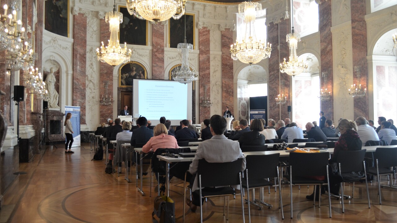 Gefüllte Aula des Schloss Mannheim mit Blick Richtung Redner