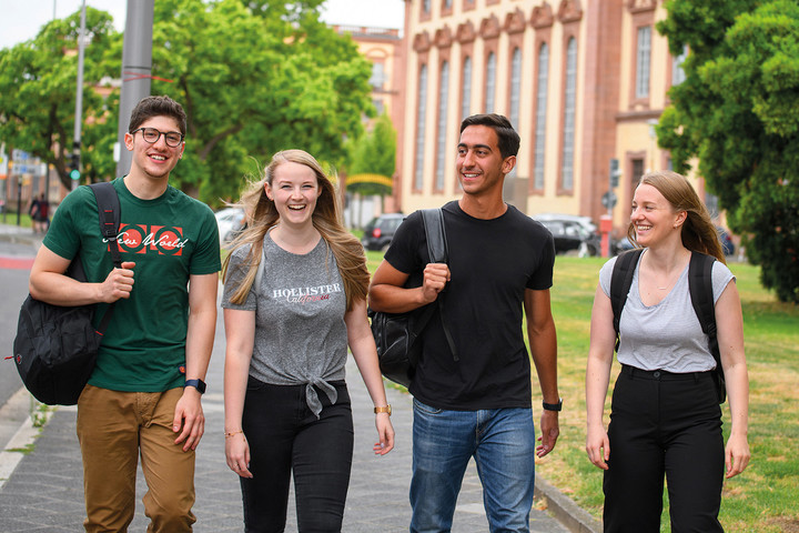 Auszubildende, DHBW Studierende und Praktikantin vor der Uni Mannheim