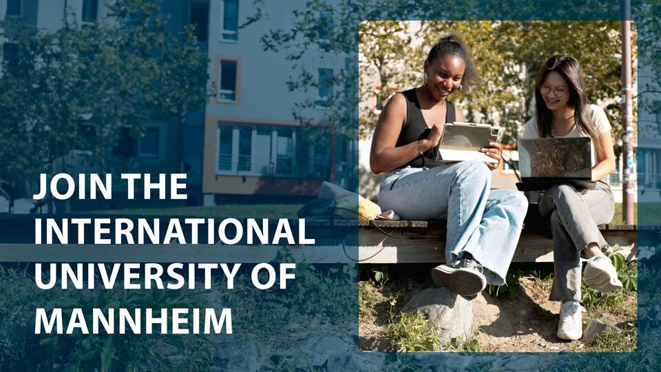 Foto mit Schrift. Zwei Studentinnen sitzen bei gutem Wetter mit Laptops auf einer Bank. Text: Join the international University of Mannheim 