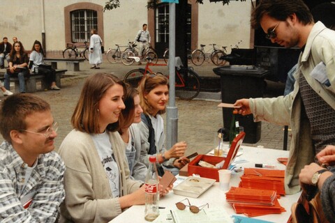Studierende verkaufen Karten für die Schneckenhofpartys in den neunziger Jahren