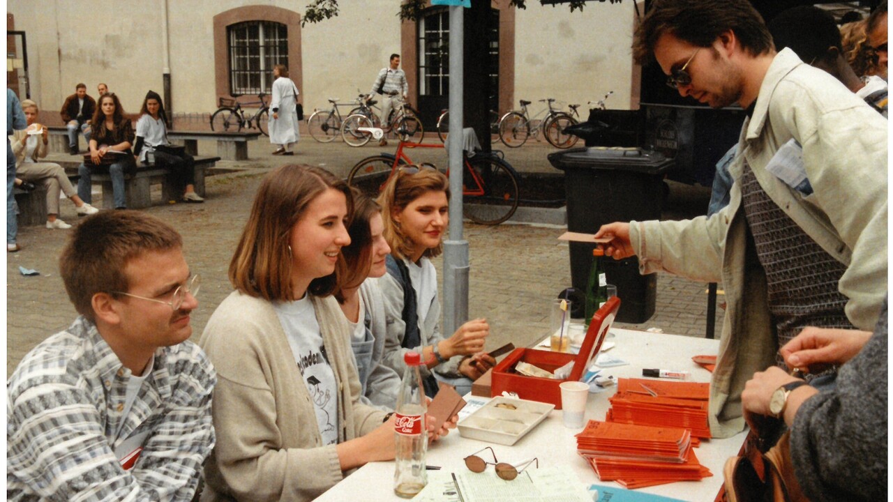 Studierende verkaufen Karten für die Schneckenhofpartys in den neunziger Jahren