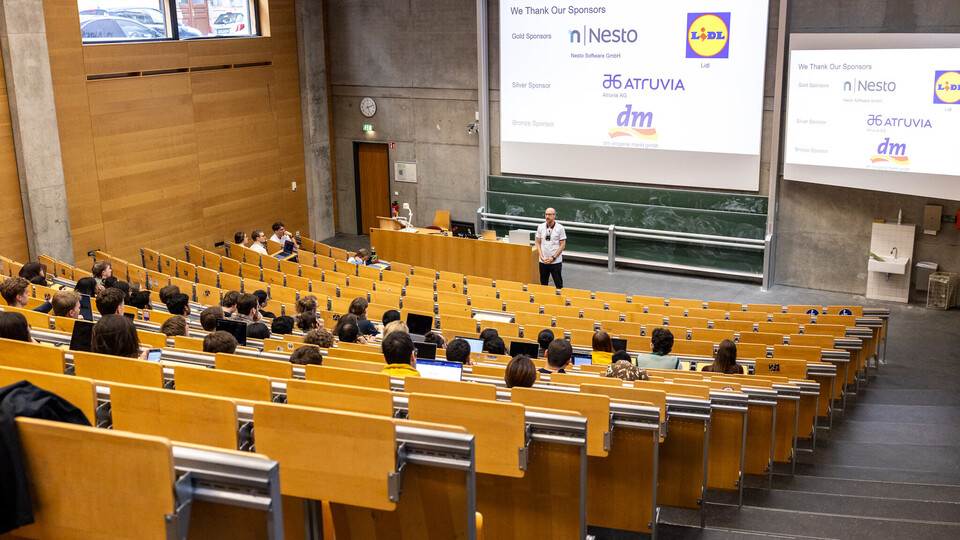 Eröffnung DataFest in Hörsaal, Foto von schräg hinten