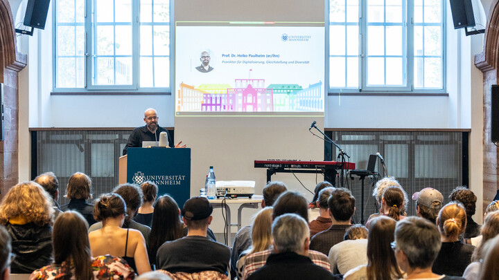 Prof. Heiko Paulheim am Podium spricht in den Katakomben zur Diversity Week. Vor ihm das Punlikum sitzend.