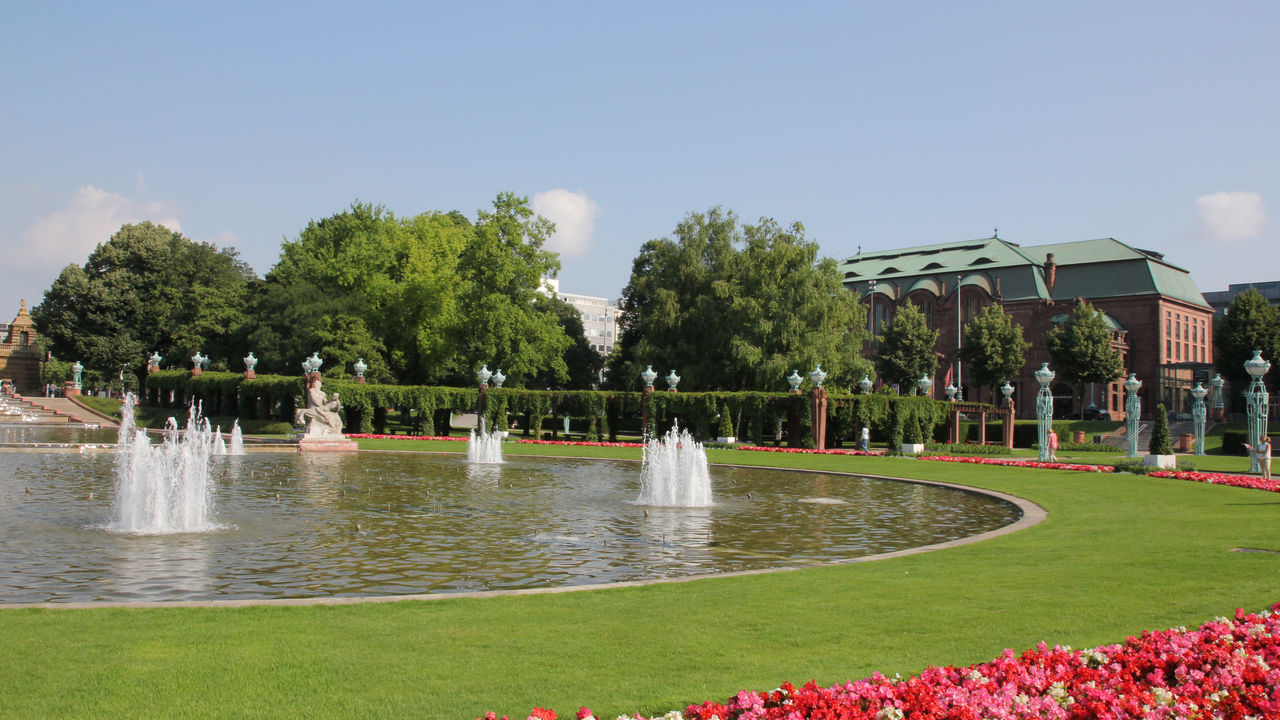 Springbrunnenanlage am sommerlichen Friedrichsplatz in Mannheim