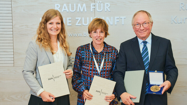 Dr. Jana Berkessel, Prof. Dr. Michaela Wänke und Prof. Dr. Edgar Erdfelder erhalten ihre Auszeichnungen.