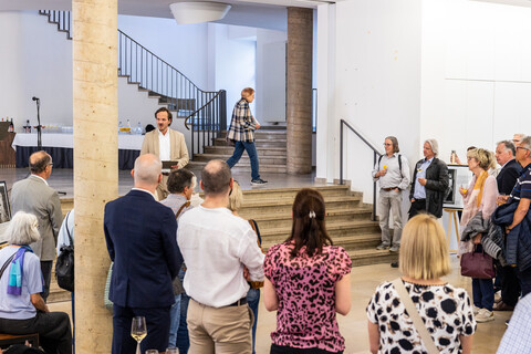 Gäste bei einer Vernissage
