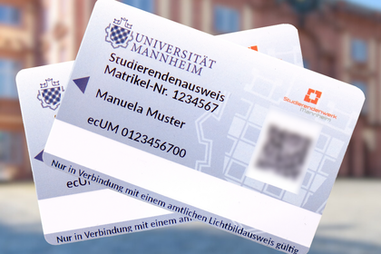 Darstellung zweier ecUM-Karten, die im Ehrenhof vor dem Ostflügel schweben.