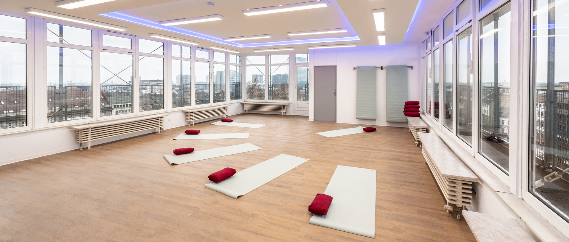 Innenansicht eines Sportraumes mit Yogamatten