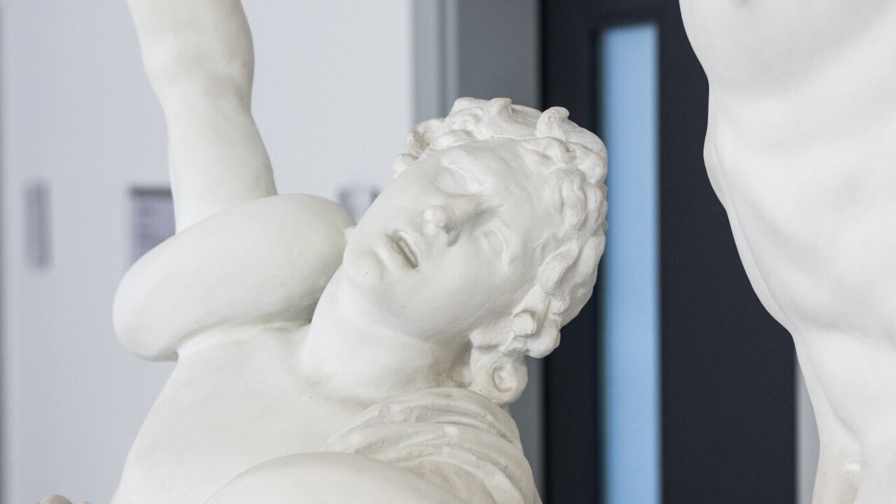 Eine antike Skulptur eines Mannes streckt mit einem schmerzerfüllten Blick seine rechte Hand nach oben. Um seine Schultern schlängelt sich eine Schlange.