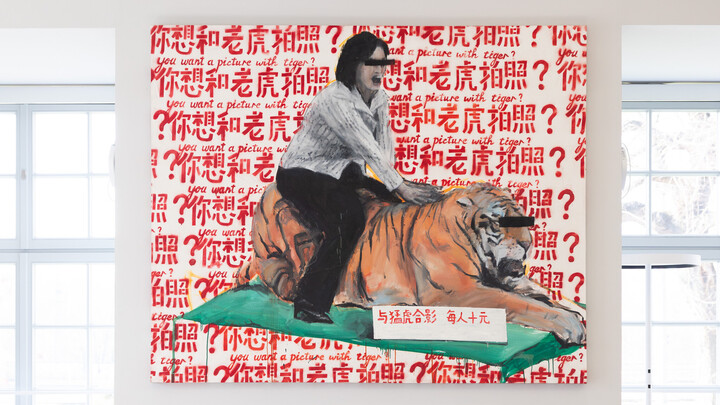 Großes Gemälde von einer Person, die auf einem Tiger sitzt. Im Hintegrund sind chinesische Schriftzeichen und der englische Satz "Du möchtest ein Bild mit Tiger".