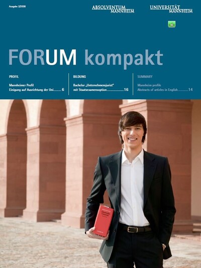 Das Cover des Magazins der Universität Mannheim. Ein Student steht in einem Anzug vor dem Mannheimer Schloss. In seiner Hand hält er ein rotes Gesetzbuch.