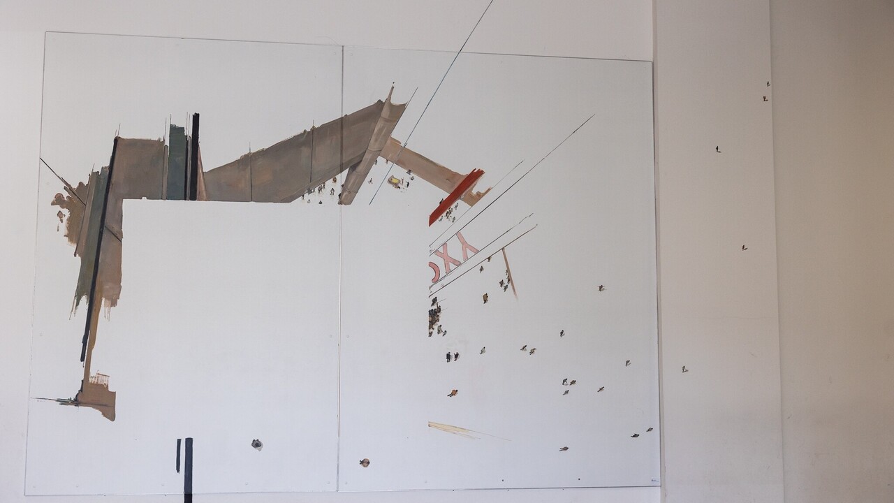 Großes Kunstwerk an der Wand.