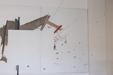 Großes Kunstwerk an der Wand.