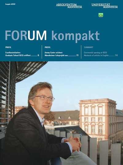 Das Cover des Magazins der Universität Mannheim. Ein Mann in schwarzem Jackett steht auf einem Balkon. Im Hintergrund steht das Mannheimer Schloss.