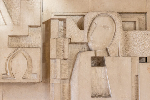 Gesicht in Steinmauer eingemeißelt