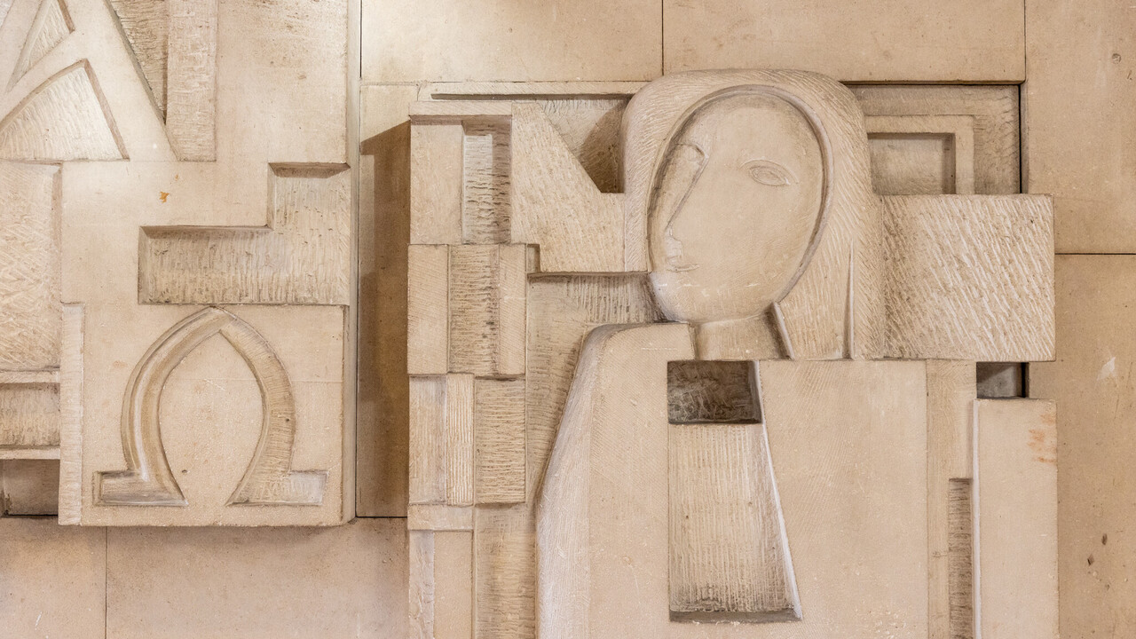 Gesicht in Steinmauer eingemeißelt