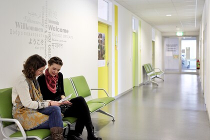 Zwei Studentinnen sitzen im Wartebereich an der Universität Mannheim.