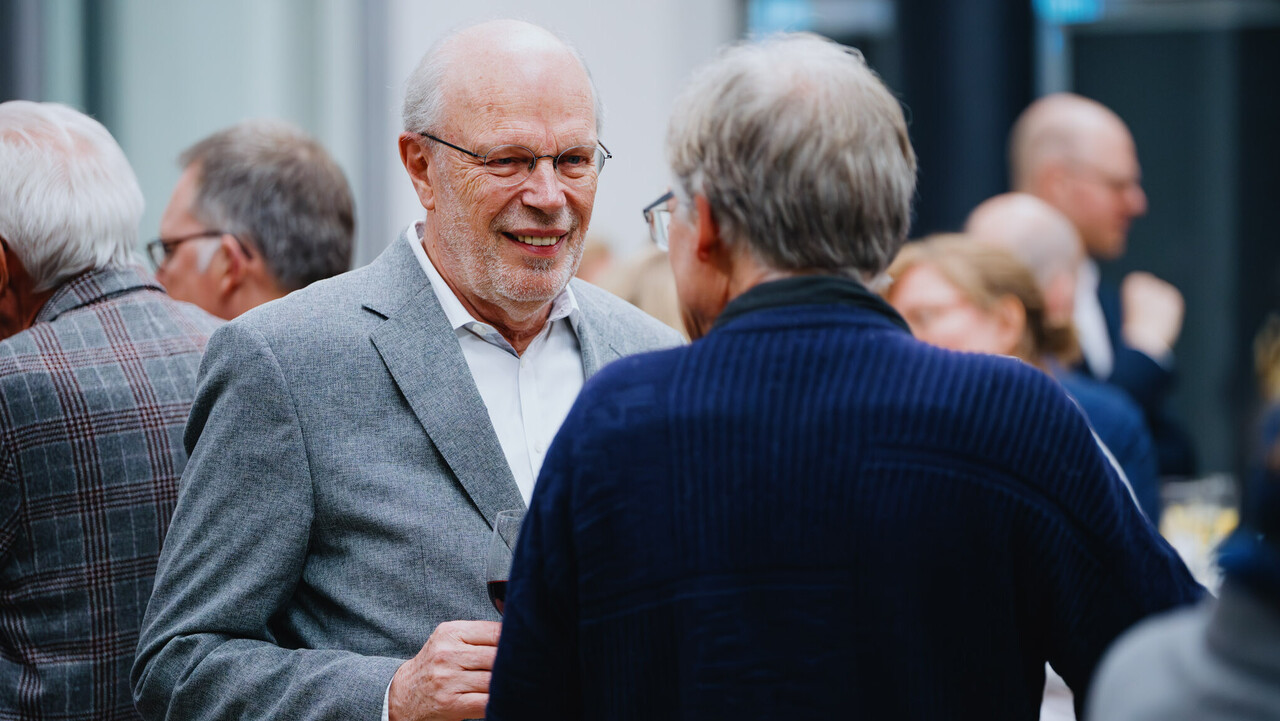 Das Bild zeigt zwei Männer im Gespräch