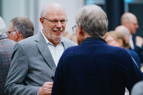 Das Bild zeigt zwei Männer im Gespräch