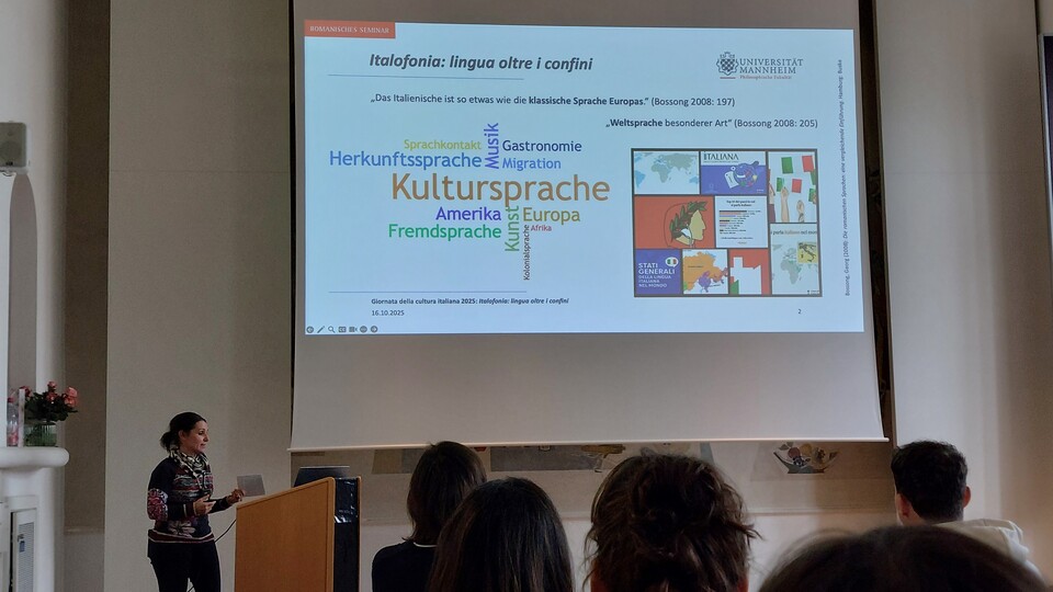 PD Dr. Amina Kropp beim Vortrag auf der Giornata della Cultura Italiana. 
