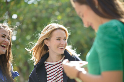 drei Studierende lachen 