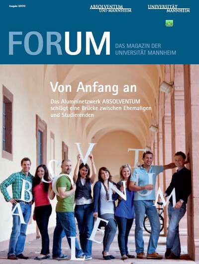 Das Cover des Magazins der Universität Mannheim. Studierende halten einzelne Buchstaben hoch, die das Wort "Absolventum" ergeben.