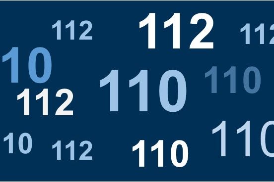Ein Symbolbild mit den Notfallnummern "110" und "112". Der Hintergrund ist dunkelblau. Die Ziffern haben verschiedene Größen und verschiedene Blautöne.