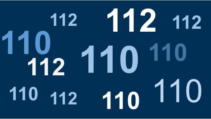 Ein Symbolbild mit den Notfallnummern "110" und "112". Der Hintergrund ist dunkelblau. Die Ziffern haben verschiedene Größen und verschiedene Blautöne.