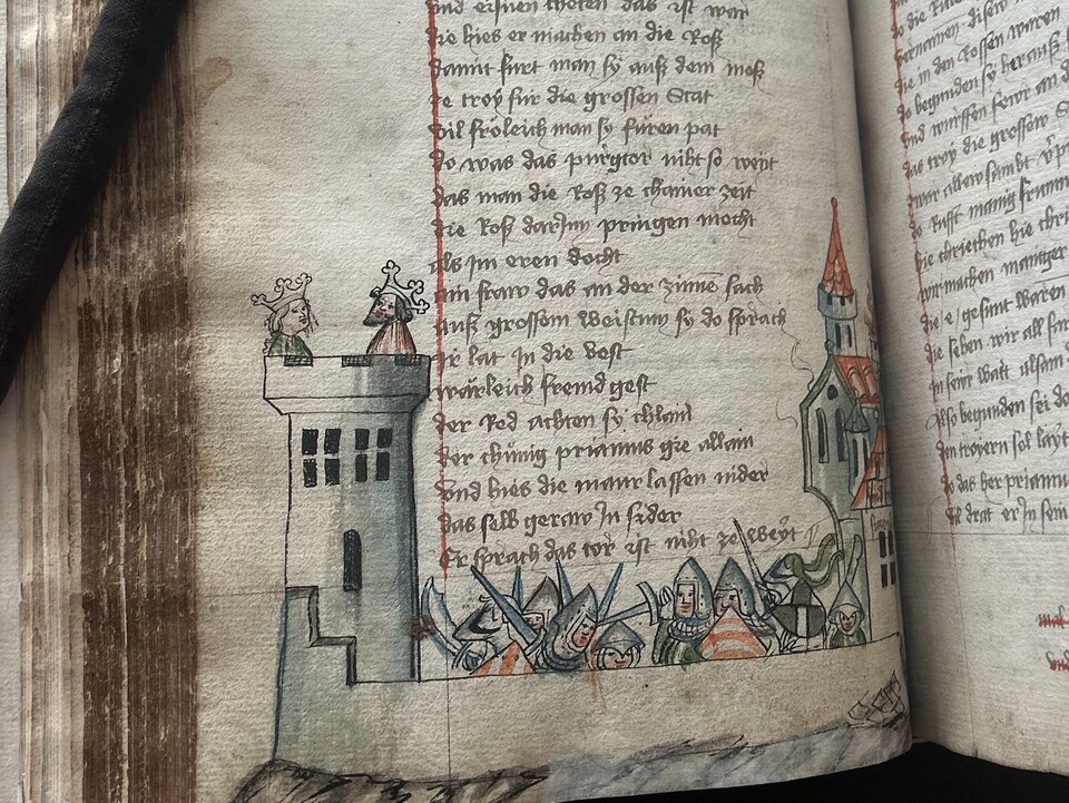 Bildausschnitt von einer Seite aus einer Handschrift mit Text und einer kolorierten Federzeichnung von Kampfgetümmel am Fuße eines Turms. 