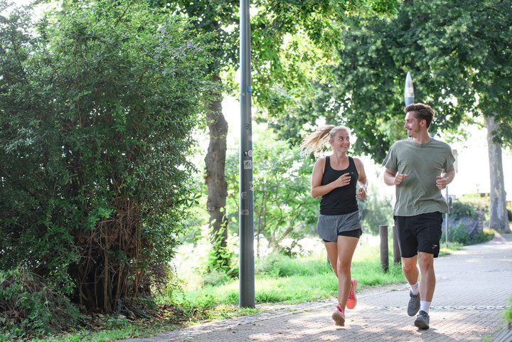 Eine Studentin und eine Student beim Joggen im Park