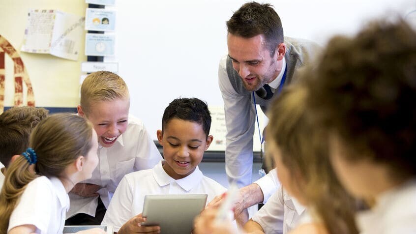 Mehrere Kinder lernen gemeinsam 