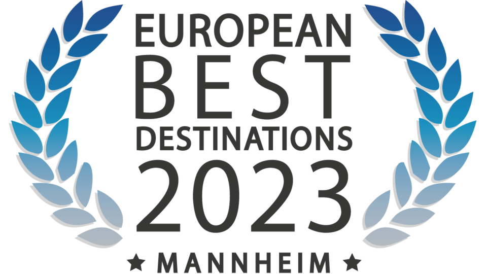 Plakat mit der Aufschrift "European Best Destinations 2023 Mannheim". Die Schrift ist umrandet von Lorbeerzweigen.