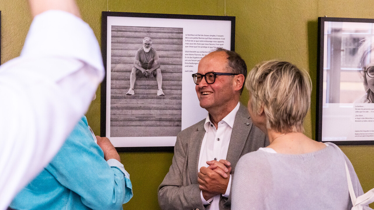 Gäste bei einer Vernissage