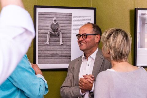Gäste bei einer Vernissage