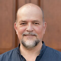 Portrait von Prof. Dr. Arndt Bröder vor dem Schloss