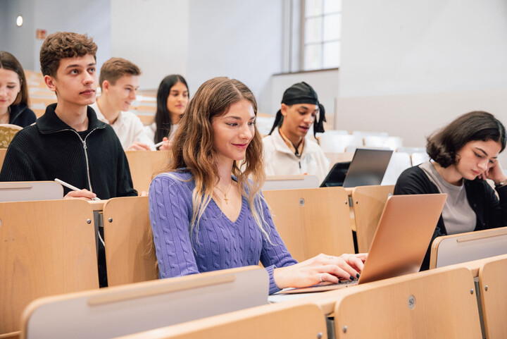 Studierende sitzen im Hörsaal.
