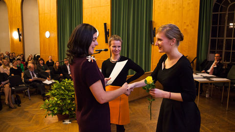 Radmila Mladenova, Preisträgerin 2014, erhält ihre Urkunde und eine Rose auf der Bühne der Aula der Uni Mannheim