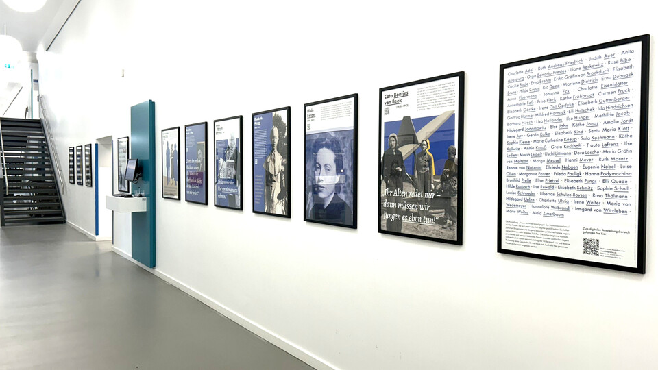 An einer Wand hängen mehrere gerahmte Bilder.