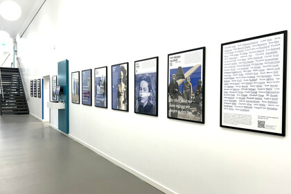 An einer Wand hängen mehrere gerahmte Bilder.