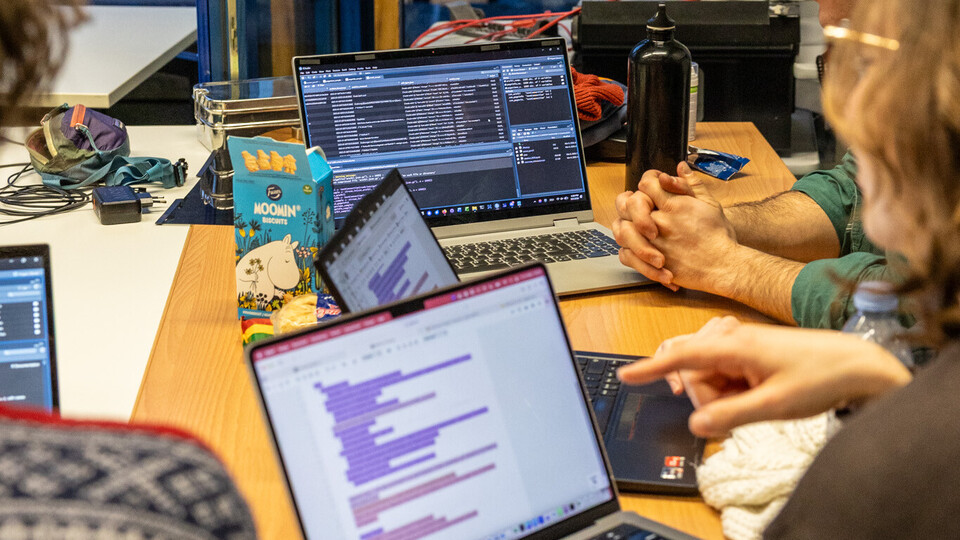 Arbeitsgruppe schaut auf Laptop-Bildschirme