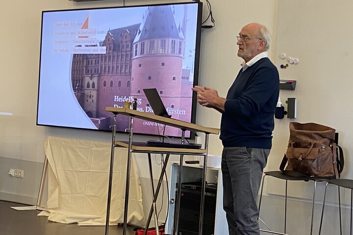 Dr. Bühler presentiert sein Buch über den Heidelberger Schloß