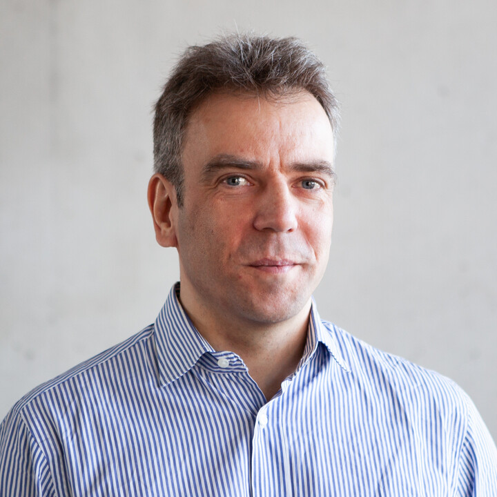 Prof. Dr. Daniel Roggenkamp in einem blau-weiß-gestreiftem Hemd