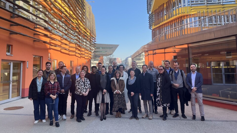 The participants of the think tank pose for a group photo on the campus of WU Vienna.