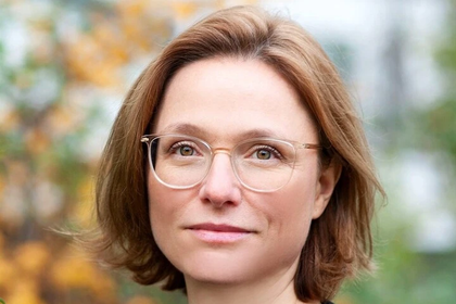 Portrait von Dr. Imrmtraud Hnilica. Sie hat kürzere, rötliche Haare und trägt eine Brille.