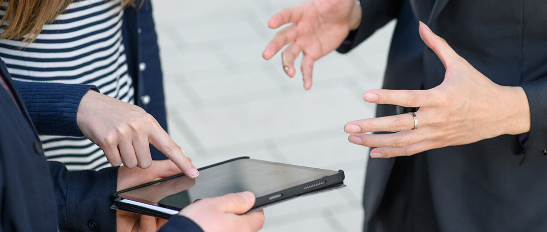 Symbolic photo: Students explain something on the tablet.
