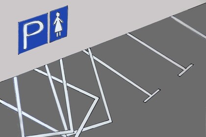 Grafik eines Parkplatzes mit eingezeichneten Parkflächen und einem Schild für Frauenparkplätze. Die Parkflächen davor sind schief.