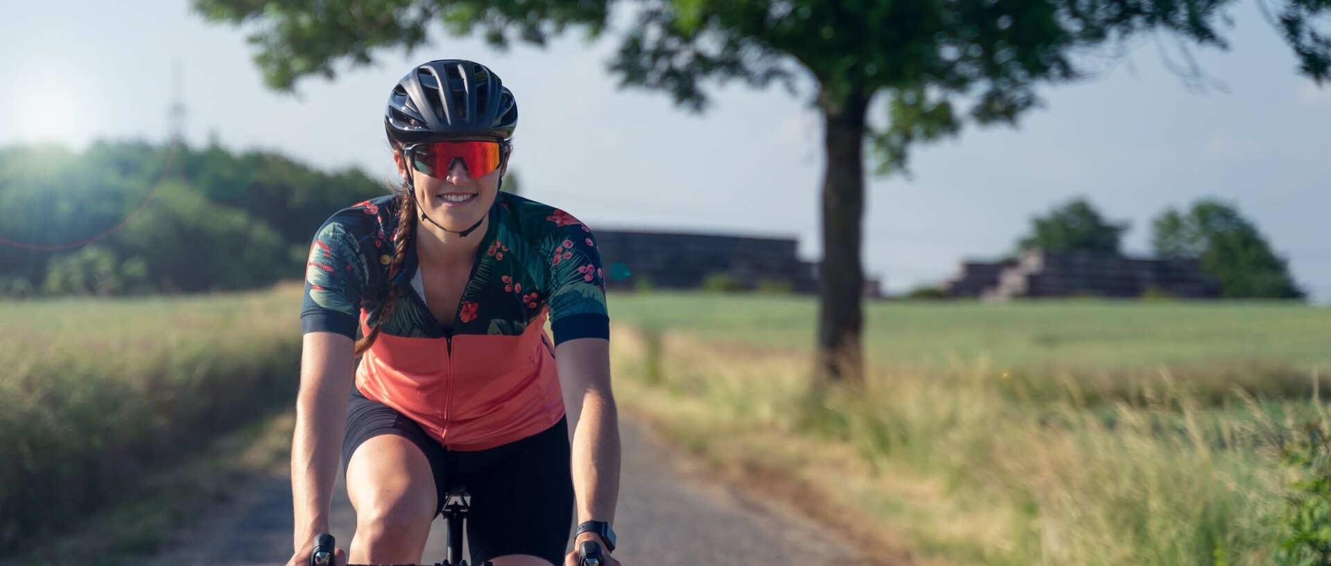 Gravelbike Fahrerin unterwegs auf einem Feldweg